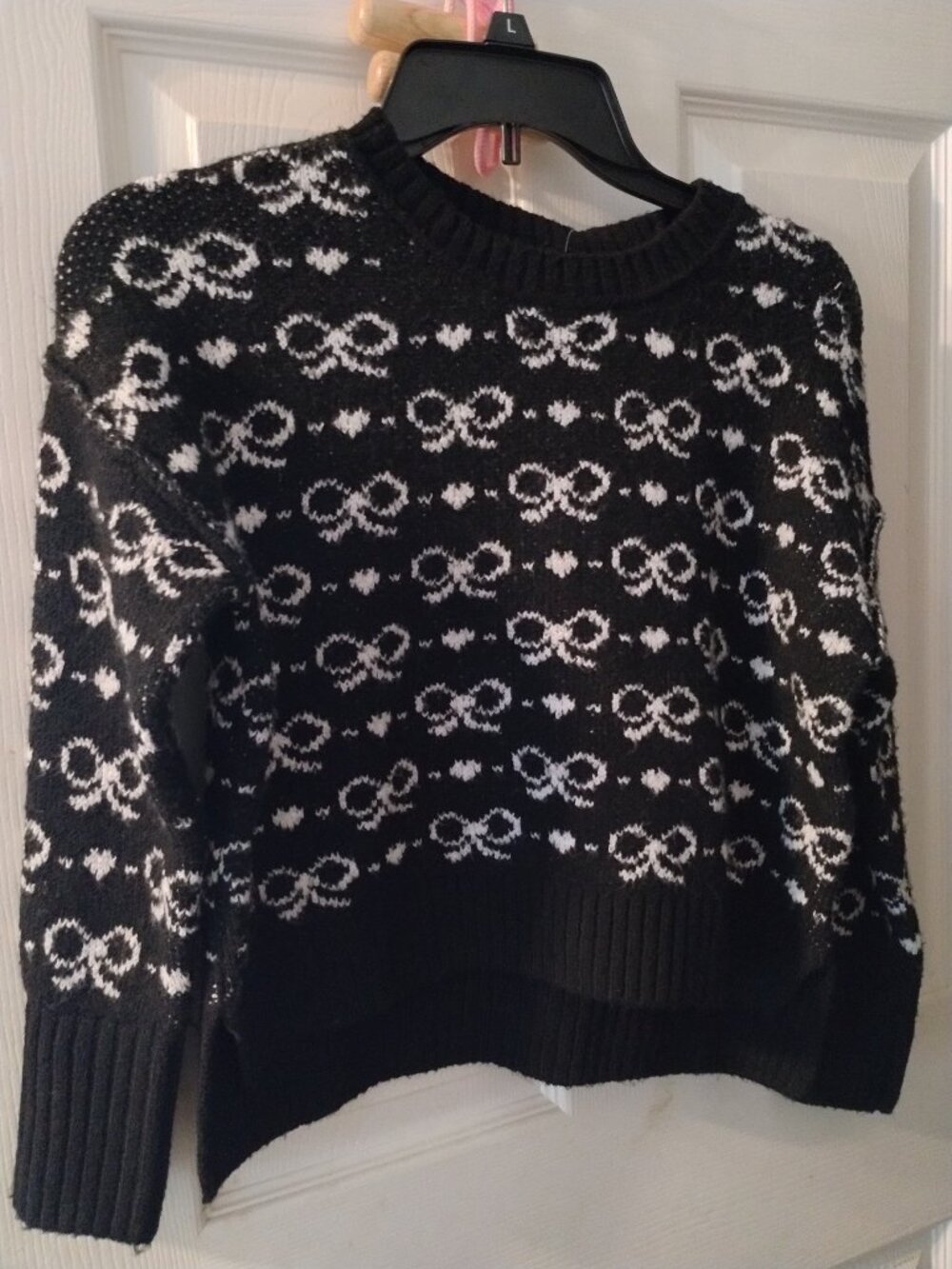 SO girl's black/white bows sweater